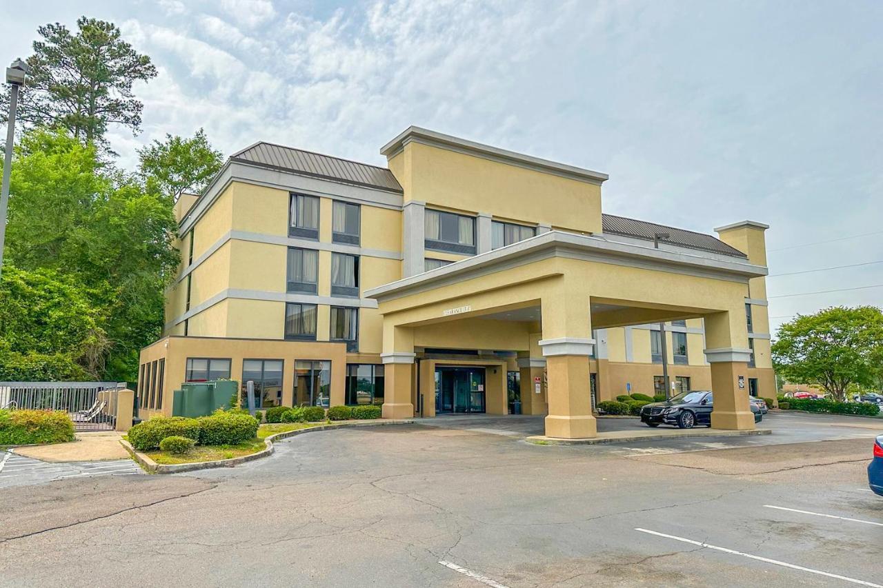 Oyo Townhouse Jackson - Ridgeland Hotel Exterior photo